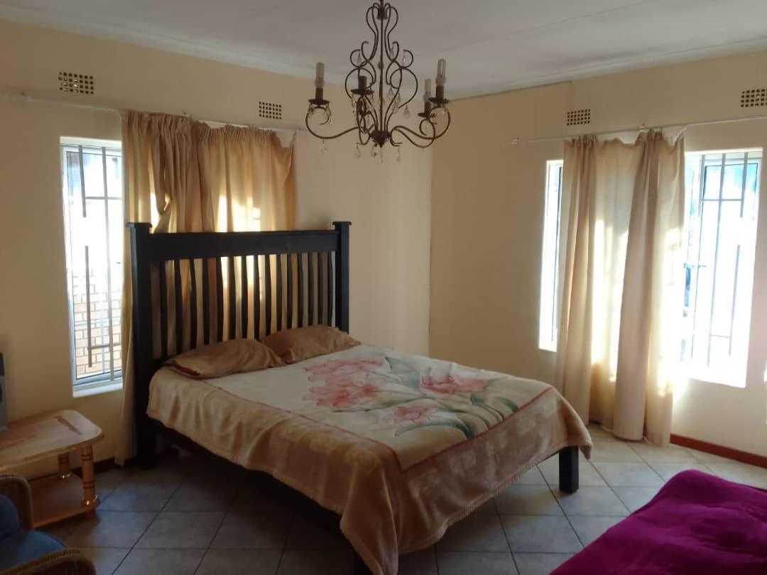 Sugar Shack Backpackers Botswana Bed & Breakfast Gaborone Bagian luar foto